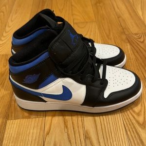 Boys Nike Jordan mids size 6.5Y